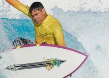 “A câmera me atrapalhou”, diz Carlos Burle sobre acidente nas ondas gigantes de Nazaré